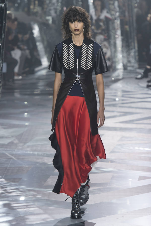 Uno de los looks que juegan con las superposiciones por obra de Nicolas Ghesquiére