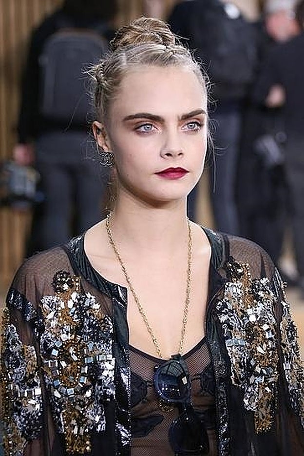 Cara Delevingne con moño de bailarina y trenzas.