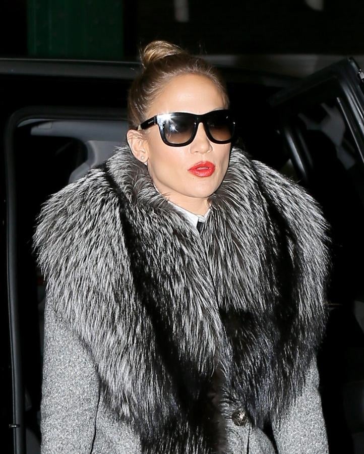 La actriz Jennifer López es la reina del 'top knot' o moño alto. En esta ocasión eligió un moño de bailarina alto peinado hacia atrás y con acabado pulido.