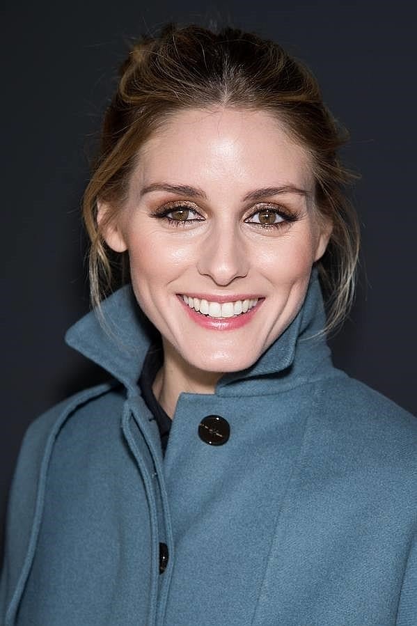 La bloguera e 'it girl' Olivia Palermo también se rinde al moño de bailarina. Ella optó por lucirlo con un look informal, con algunos mechones sueltos para asistir al desfile de Valentino en París.