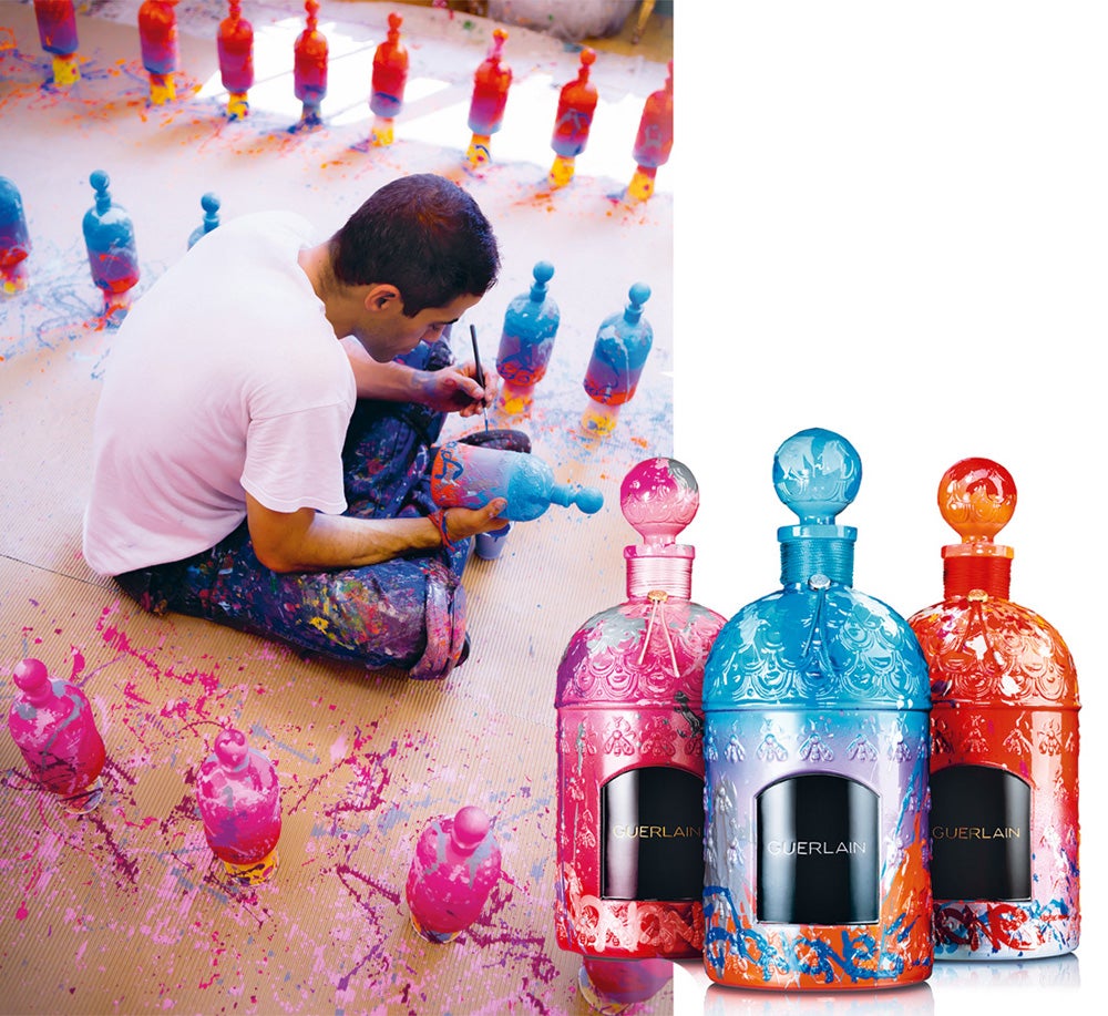 Guerlain ha confiado en el artista grafitero JonOne para reinterpretar el famoso frasco de abejas de la maison. El resultado son tres universos de colores para tres fragancias: Shalimar, Le Petite Robe Noir y Rose Barbare, que el artista neoyorquino afincado en París ha realizado en su estudio. Cada frasco es único, numerado y firmado.