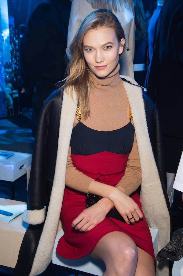 La top cambió por un momento la pasarela por el 'front row' para no perder detalle de las nuevas propuestas de Nicolas Ghesquiére en París