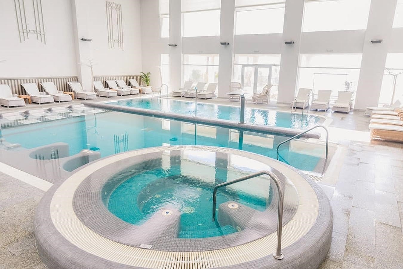 El Beach Club de Vinci Selección Estrella del Mar ofrece un completo circuito de spa con jacuzzi, piscina de hidroterapia, piscina de agua fría y piscina climatizada, sauna... con unas increíbles vistas al mar.