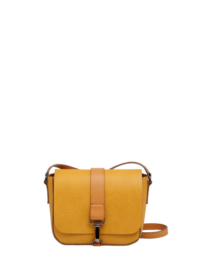 'Shoulder bag' en piel mostaza con detalles de cuero en contraste, un básico que se convertirá en tu mejor aliado del día a día (c.p.v)