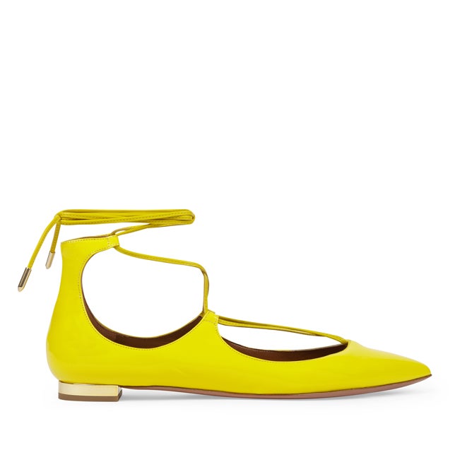 Las 'flat lace up' de Aquazzura se han convertido en uno de los modelos más deseados de la marca. Nosotras nos pedimos su versión en amarillo limón (c.p.v).