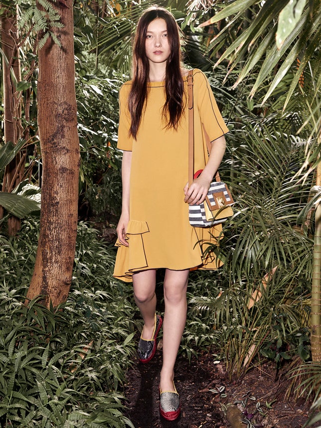 La firma americana apuesta por el estilo 'preppy' con este modelo en amarillo oscuro.