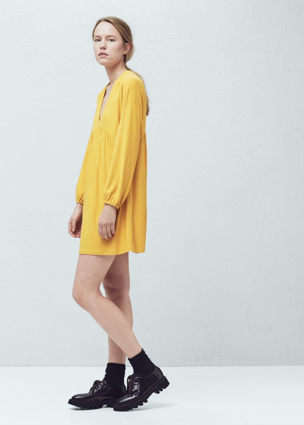 Mango nos propone este vestido de silueta fluida e hiperfemenina (29.95 euros).