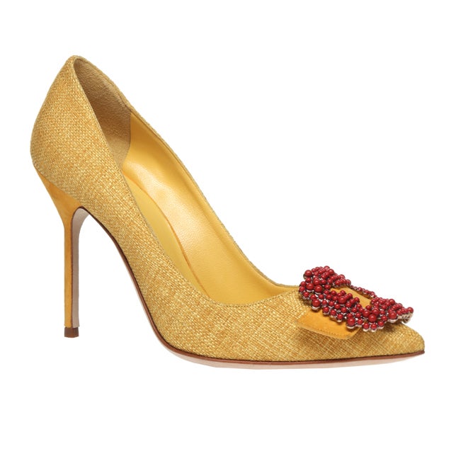 El icónico modelo Gibi de Manolo Blahnik se reviste de rafia amarilla para convertirse en un auténtico sueño para las amantes de los zapatos (c.p.v.).