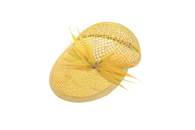 Este tocado en rafia y plumas amarillas es perfecto para tus eventos más especiales de día (99euros).