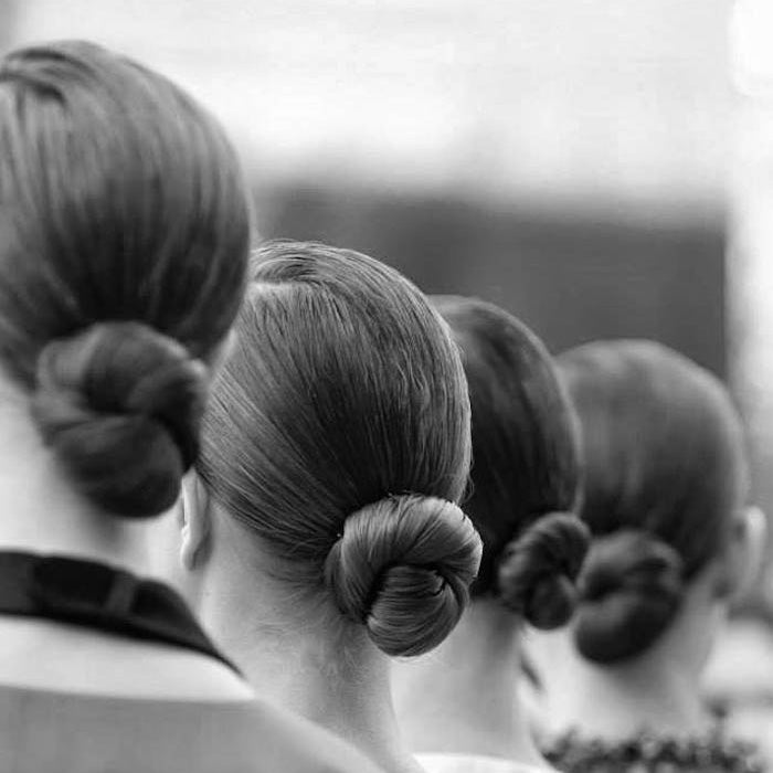 El famoso recogido que carazteriza este arte llega a las calles y se reinventa para obtener looks sofisticados.