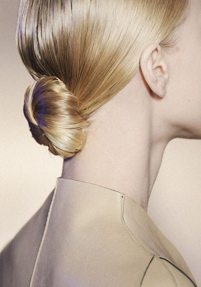 Consigue el perfecto moño de bailarina con gel fijador o laca para que los mechones rebeldes no estropeen el recogido.