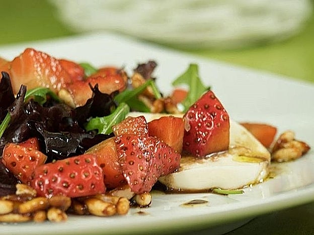 Ensalada de fresas y mozzarella fresca