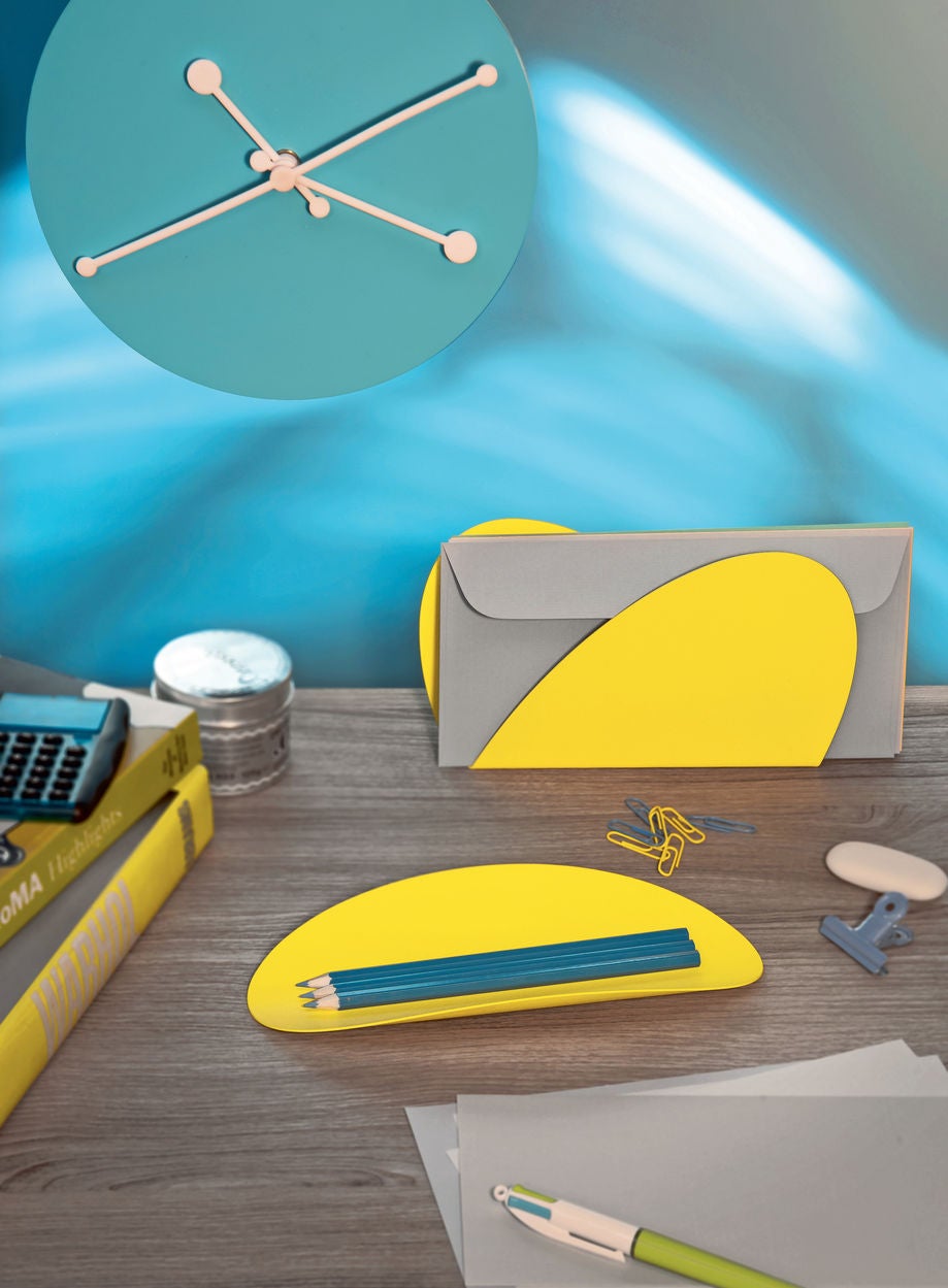 La firma italiana nos propone introducir notas llenas de energía en nuestro despacho a través de complementos de escritorio en amarillo.