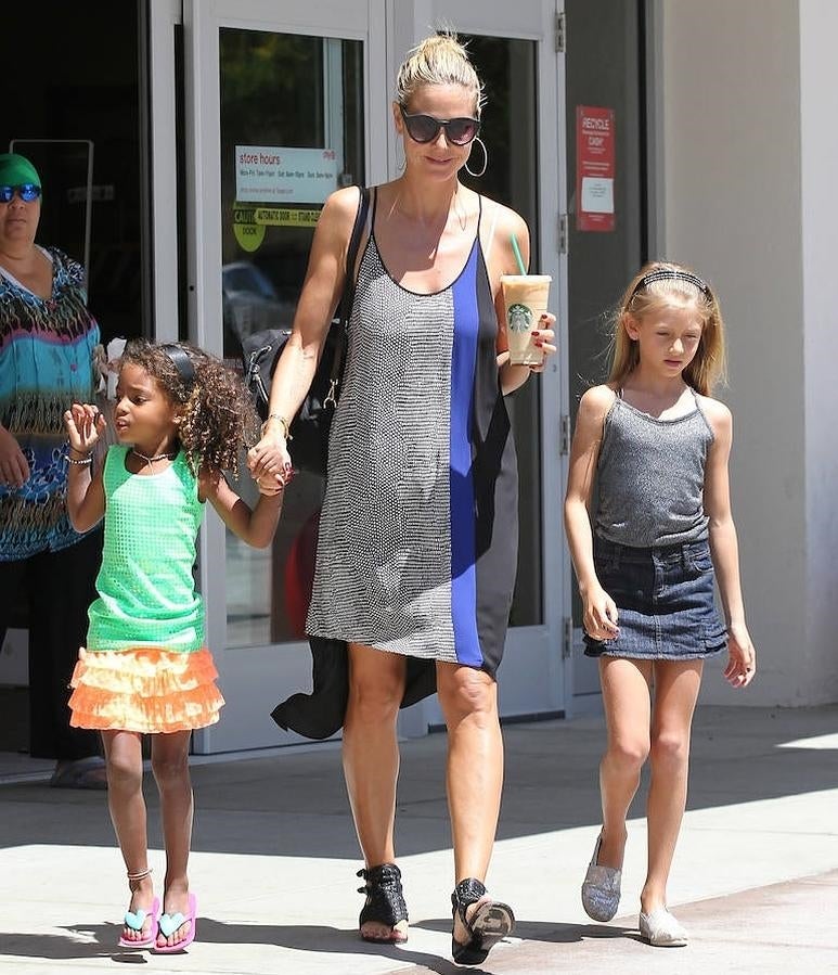 La modelo Heidi Klum con sus hijas Leni y Lou, ambas con el pelo suelto recogido con una diadema.