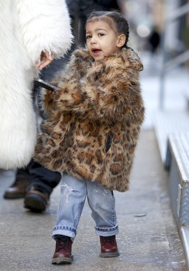 Al igual que su madre la pequeña North West luce uno de los peinados de moda esta temporada, las trenzas de boxeador.