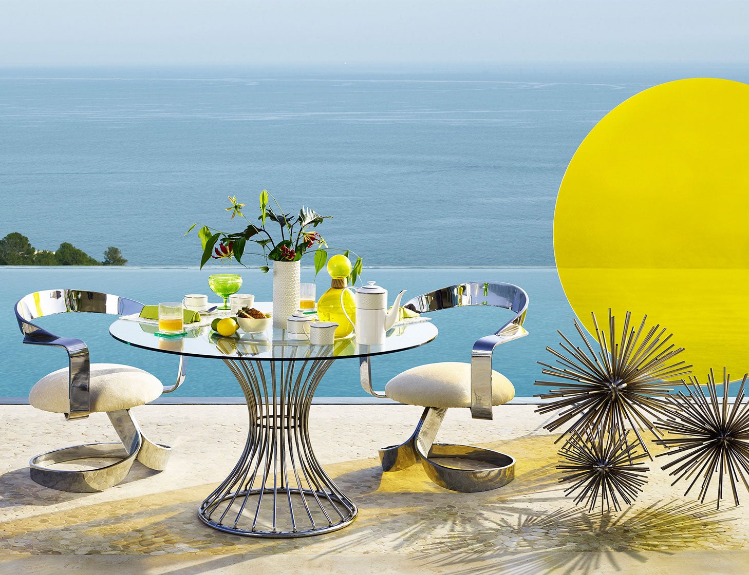 Zara home apuesta por los detalles de exterior para introducir notas de amarillo en los elementos de decoración de esta primavera-verano.