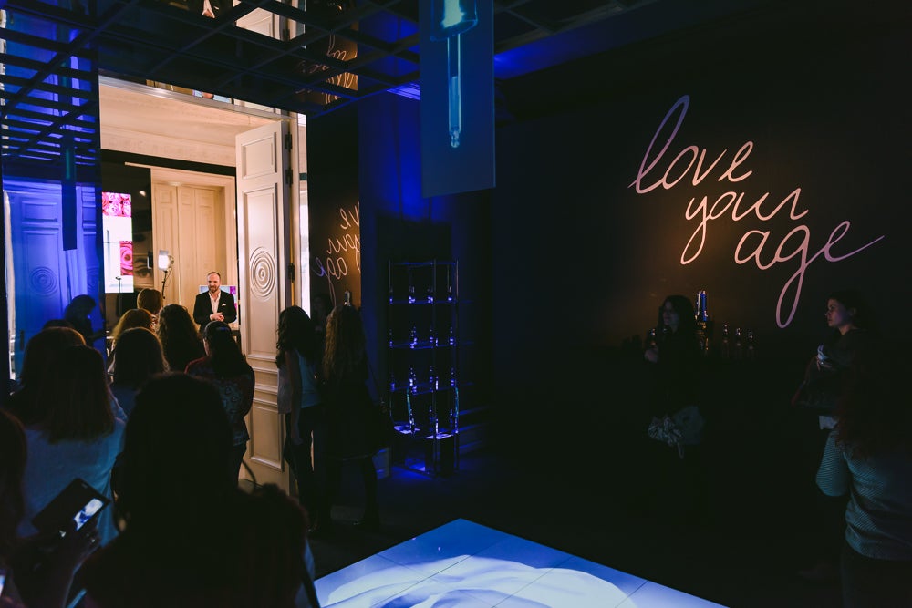 Antes de pasar a la sesión de maquillaje, las usuarias de Mujerhoy han visitado la sala Love Your Age de La Maison Lancôme que rinde homenaje a uno de los sueros icónicos de la firma: Advanced Génifique.