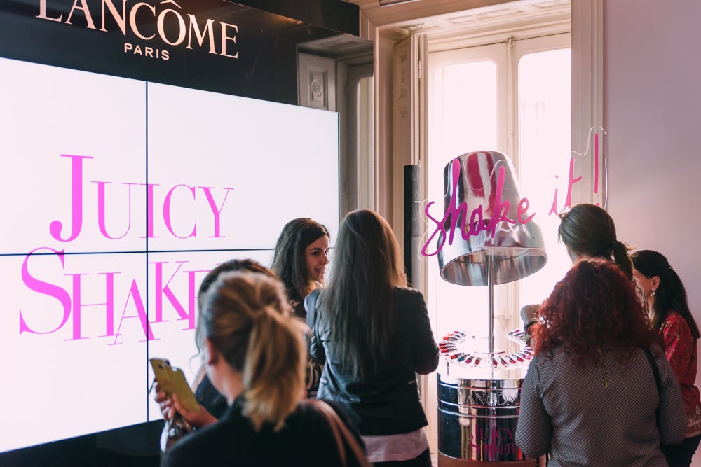 Las usuarias de Mujerhoy en el espacio Juicy Shaker, una de las novedades de Lancôme para 2016, un labial compuesto por aceite y pigmentos de color.