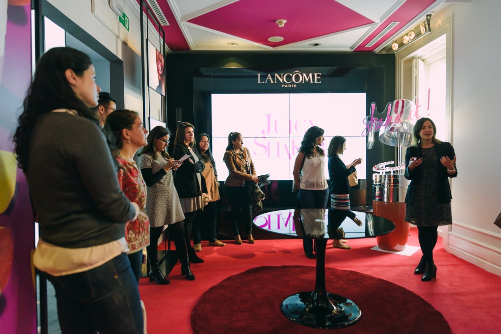 30 usuarias de Mujerhoy han podido visitar el showroom efímero de Lancôme en Madrid, emplazado en el palacete de Carlos María de Castro, en la calle Fernando El Santo. Un encantador espacio donde la firma ha presentado sus novedades para 2016.