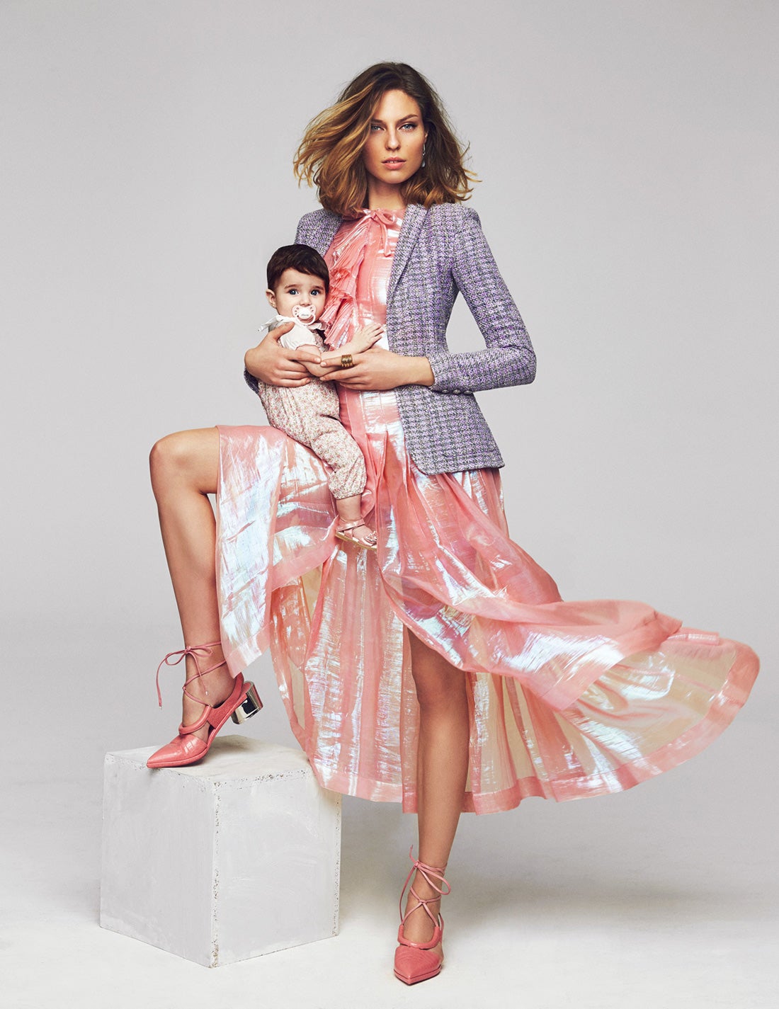 La modelo lleva look Chanel, zapatos Salvatore Ferragamo y joyas Aristocrazy y Ansorena. El bebé mono Chicco, blusa MI pequeño Lucas y sandalias Primigi. Estilismo: Verónica Suárez. Maquillaje y peluquería: Miguel Ángel Álvarez.