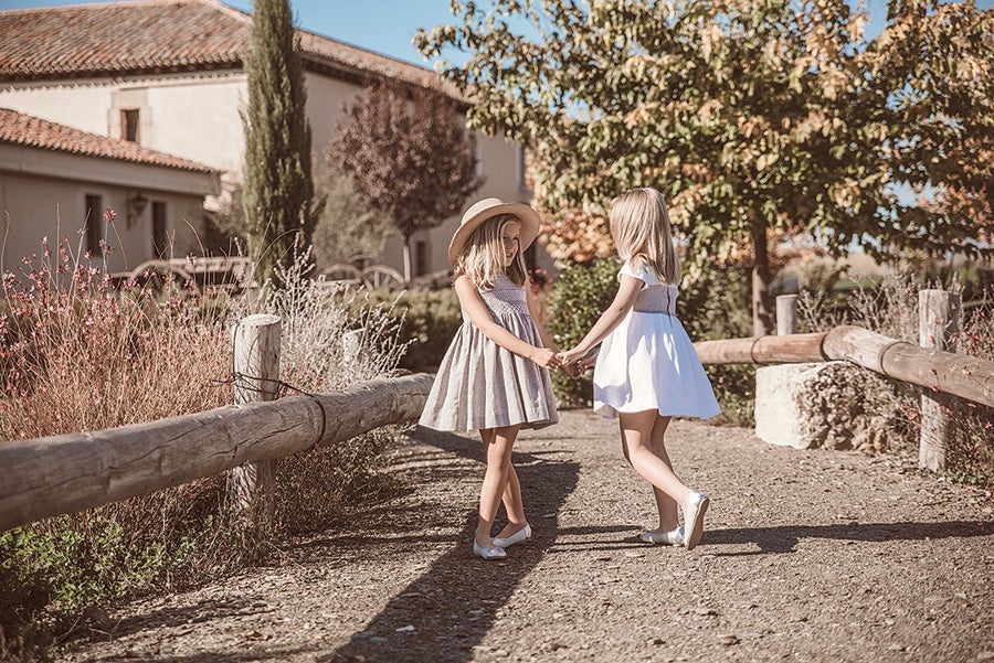 Se acabó la tiranía del azul y del rosa. Los estampados, las prendas, el calzado... incluso los catálogos como este, de P/V de Gocco. La moda infantil sigue sus propias tendencias. Esta temporada ¡se atreven hasta con alpargatas!