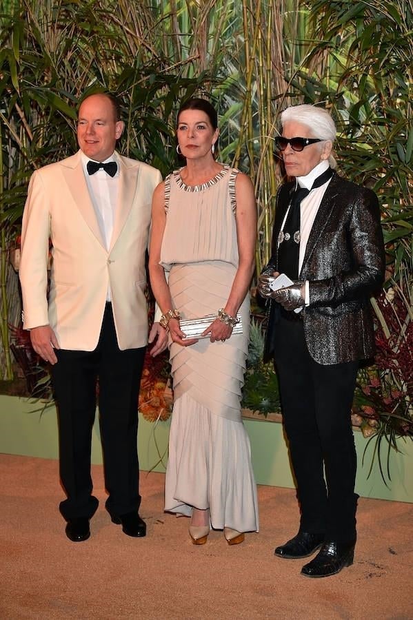 Karl Lagerfeld volvió a ser el invitado de honor en la fiesta y posa junto a Alberto de Mónaco y Carolina de Mónaco.