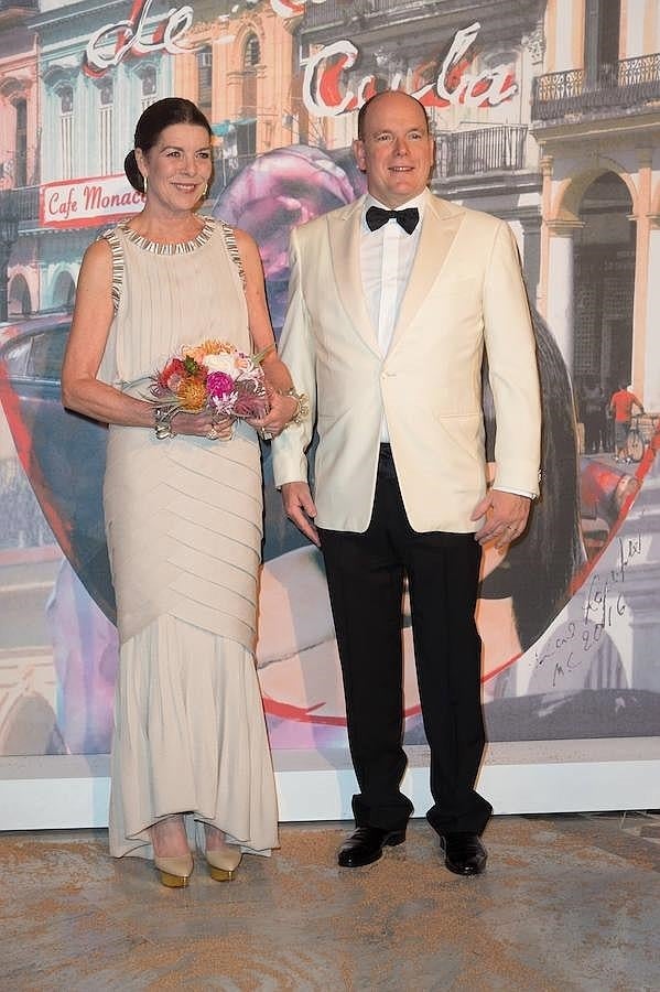 La princesa Carolina lució un elegante vestido de Chanel de color crema con detalles brillantes.