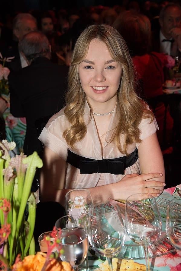 La hija pequeña de Carolina de Mónaco, de 16 años, asistió por primera vez al Baile de la Rosa con un vestido en color rosa empolvado de Chanel.