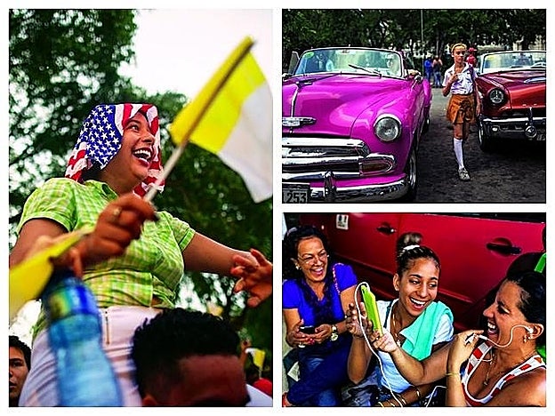 A la izquierda, una mujer con banderas de Estados Unidos y el Vaticano, vista del Malecón y un grupo llamando fuera de la isla a través de internet. A la derecha, clásicos Cadillac de colores.