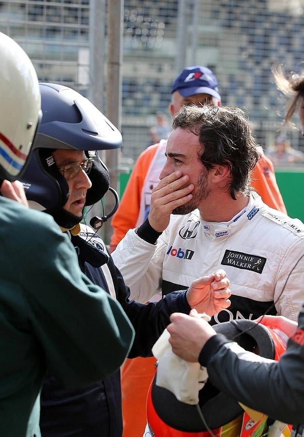 Fernando Alonso habla con uno de los comisarios de la FIA aun sin creerse que saliera por su propio pie del monoplaza.