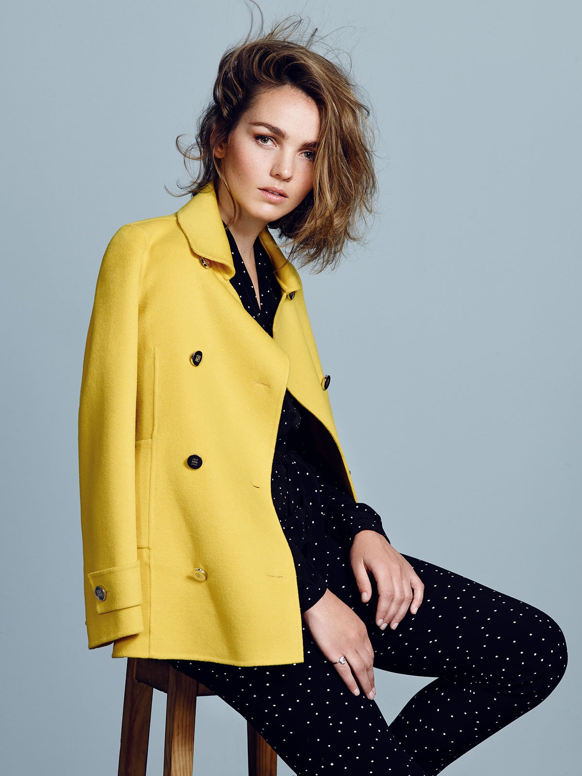 Mono de L.K. Bennett, chaquetón de CH Carolina Herrera y sortija de Cartier. Estilismo: Pilar Lara. Maquillaje y peluquería: Iván Gómez (Kasteel Agent) para Chanel y Balmain Paris Styling Line.