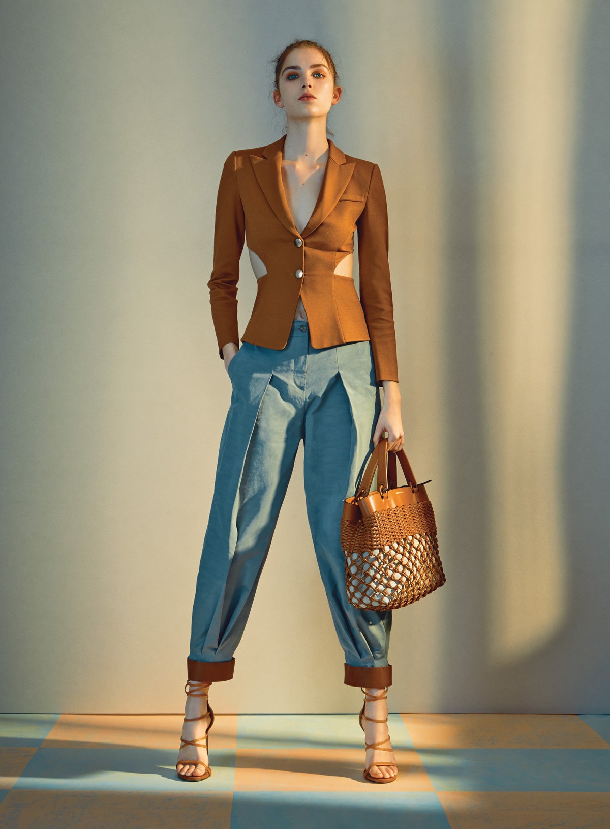 Chaqueta y pantalón de Emporio Armani. Sandalias de Stuart Weitzman. Bolso de Emporio Armani. Estilismo José Herrera. Maquillaje: Agostino Faggiano (Talents) para Bobby Brown. Peluquería: Manuel Moreno para Kerastase.