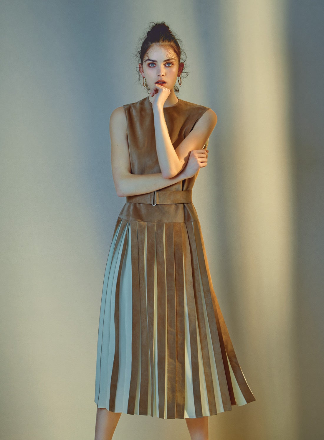 Vestido de tablas en ante y zapatos de Hermès Pendientes de Nurbijou. Estilismo José Herrera. Maquillaje: Agostino Faggiano (Talents) para Bobby Brown. Peluquería: Manuel Moreno para Kerastase.