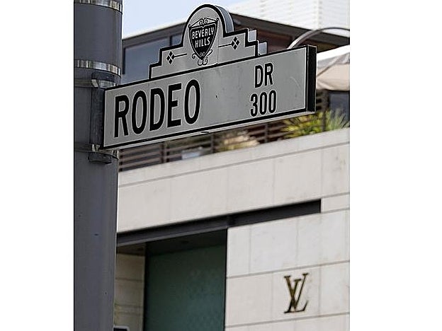 Algunas de las calles más caras: Rue Saint-Honoré, Serrano, Fifthy Avenue, Causeway Bay, New Bond Street, Passeig de Gracia, Gran Vía, Avenue Montaigne, Rodeo Drive, les Champs Elysées. Via Montenapoleone, Carnaby Street, Omolesandó...