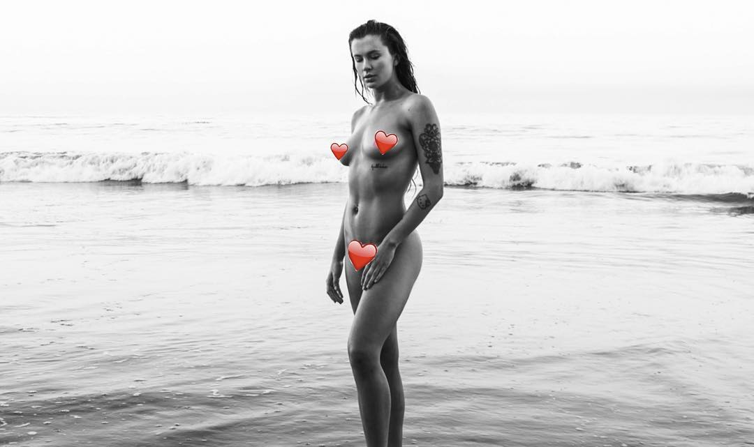 Al igual que Kim Kardashian, la joven Ireland 'auto censura' su desnudo con estos divertidos 'emojis' de corazones.