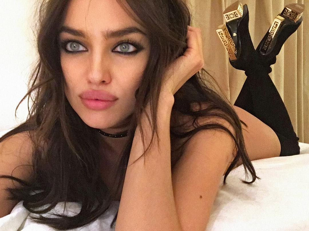 Desde que rompió con Cristiano Ronaldo, Irina Shayk se ha aficionado a compartir fotos muy sexys en Instagram. Con esta saltó la polémica porque el mundo se preguntaba si estaba vestida o desnuda. Uno de los grandes misterios de la humanidad, vamos.