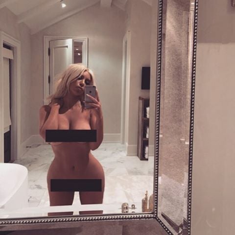 Kim Kardashian rompió Internet con esta foto 'auto censurada' en la que se chocaba con el mismo problema al que nos enfrentamos cualquiera de nosotras cada mañana: ¡no tengo qué ponerme! Pobre Kim...