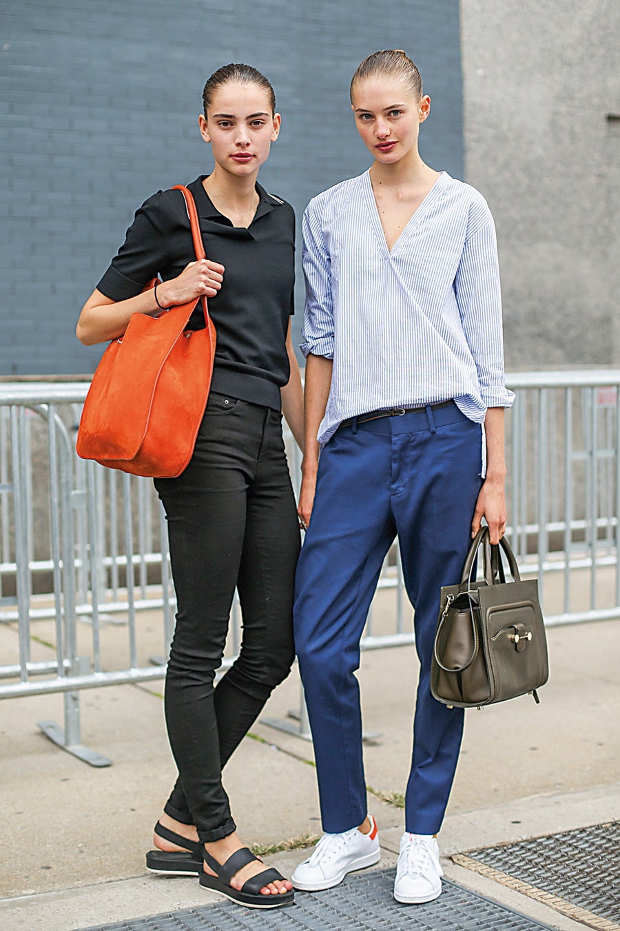 Romy Schonberger y Sanne Vloet, en Nueva York, con bolsos de Kate Spade y Proenza Schouler.