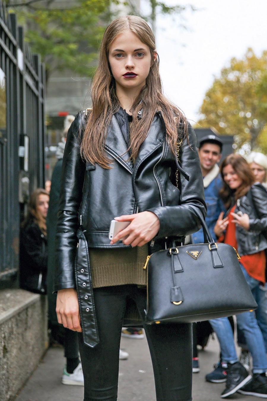 La norteamericana Avery Blanchard posa en París con el modelo Saffiano de Prada.