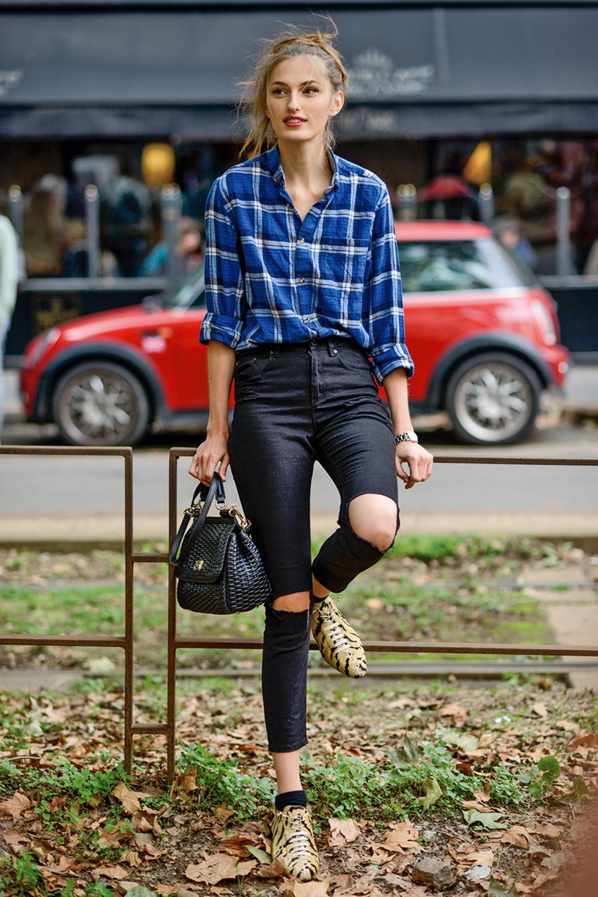 Sanne Vloet descansa, entre desfile y desfile, en Milán, con el bolso Sicily de Dolce & Gabbana.