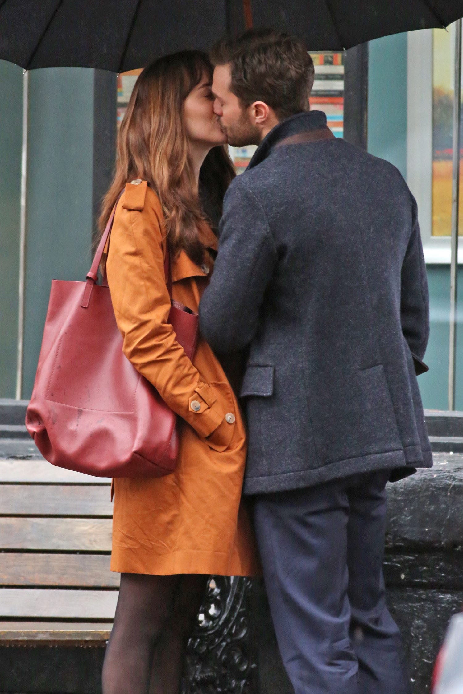 Con imágenes como esta es difícil desmentir los rumores de falta de química entre los dos personajes. Dakota con las manos en los bolsillos y Jamie apenas la roza con su brazo izquierdo.