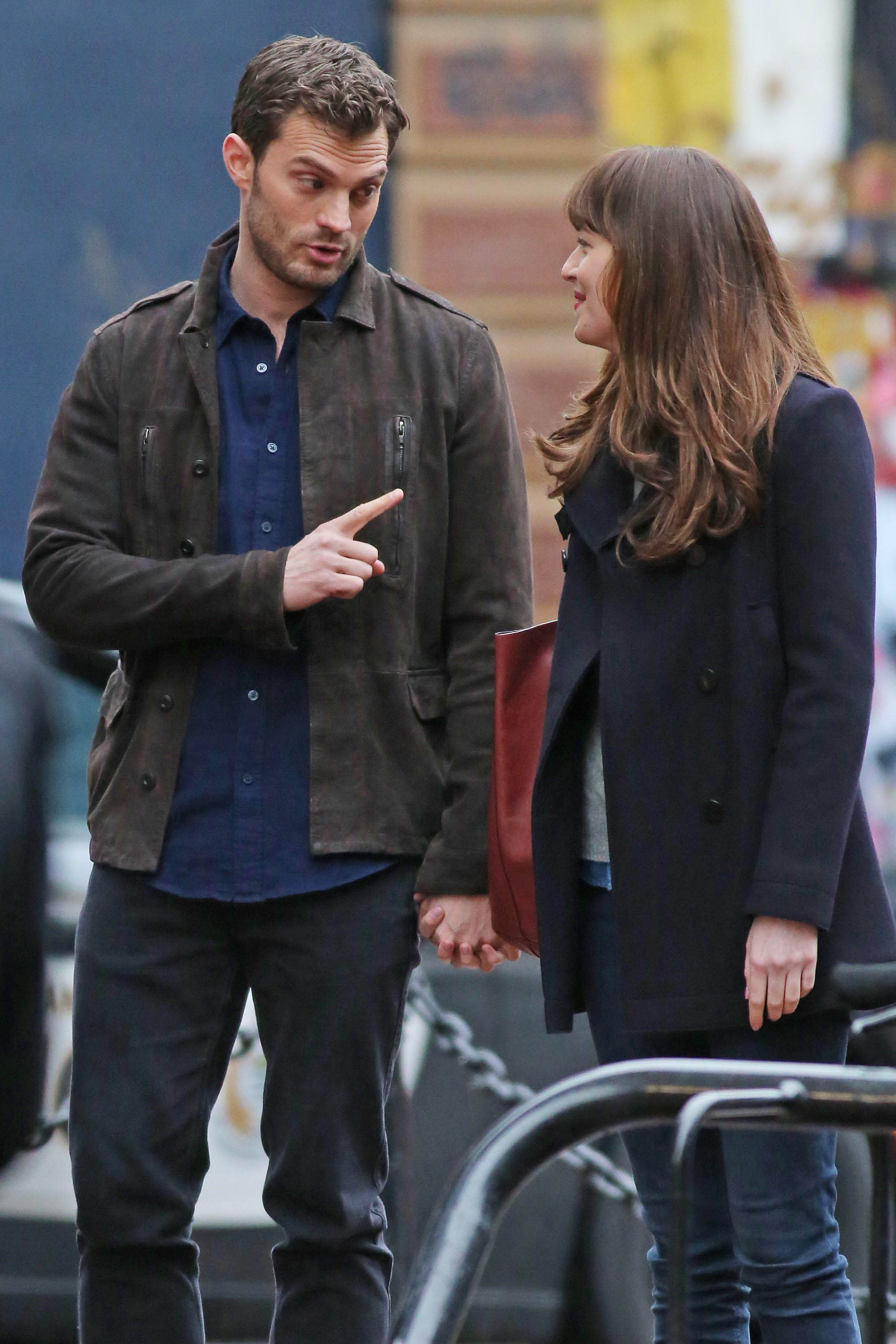 Una cosa es cierta: Los dos actores se llevan bastante bien en el rodaje. Pero de ahí a ver saltar chispas entre ambos... Media un abismo.