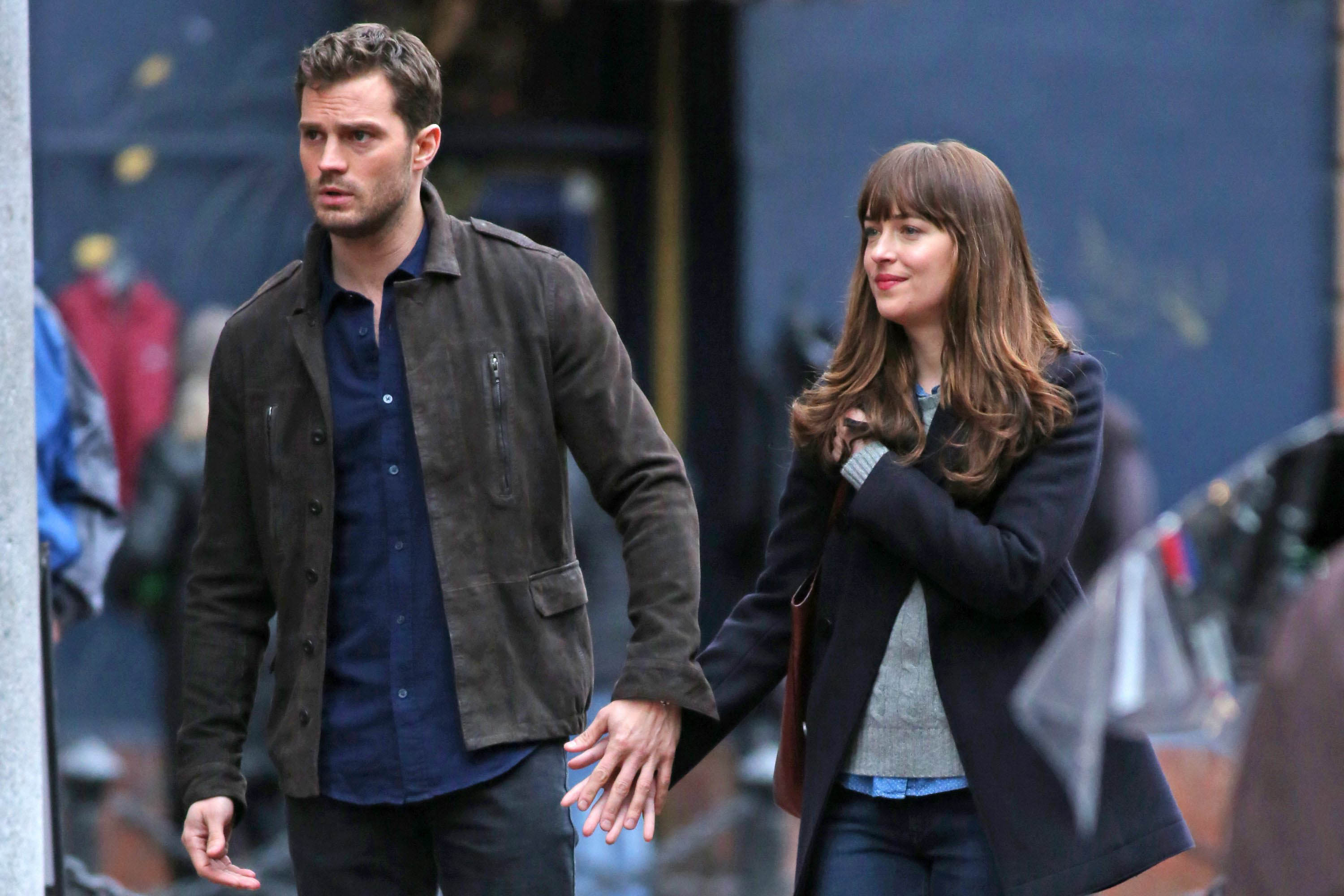 Jamie intenta coger la mano de Dakota en pleno rodaje, consciente de que un señor Grey debería llevar a Anastasia por dónde él quiere... O no.