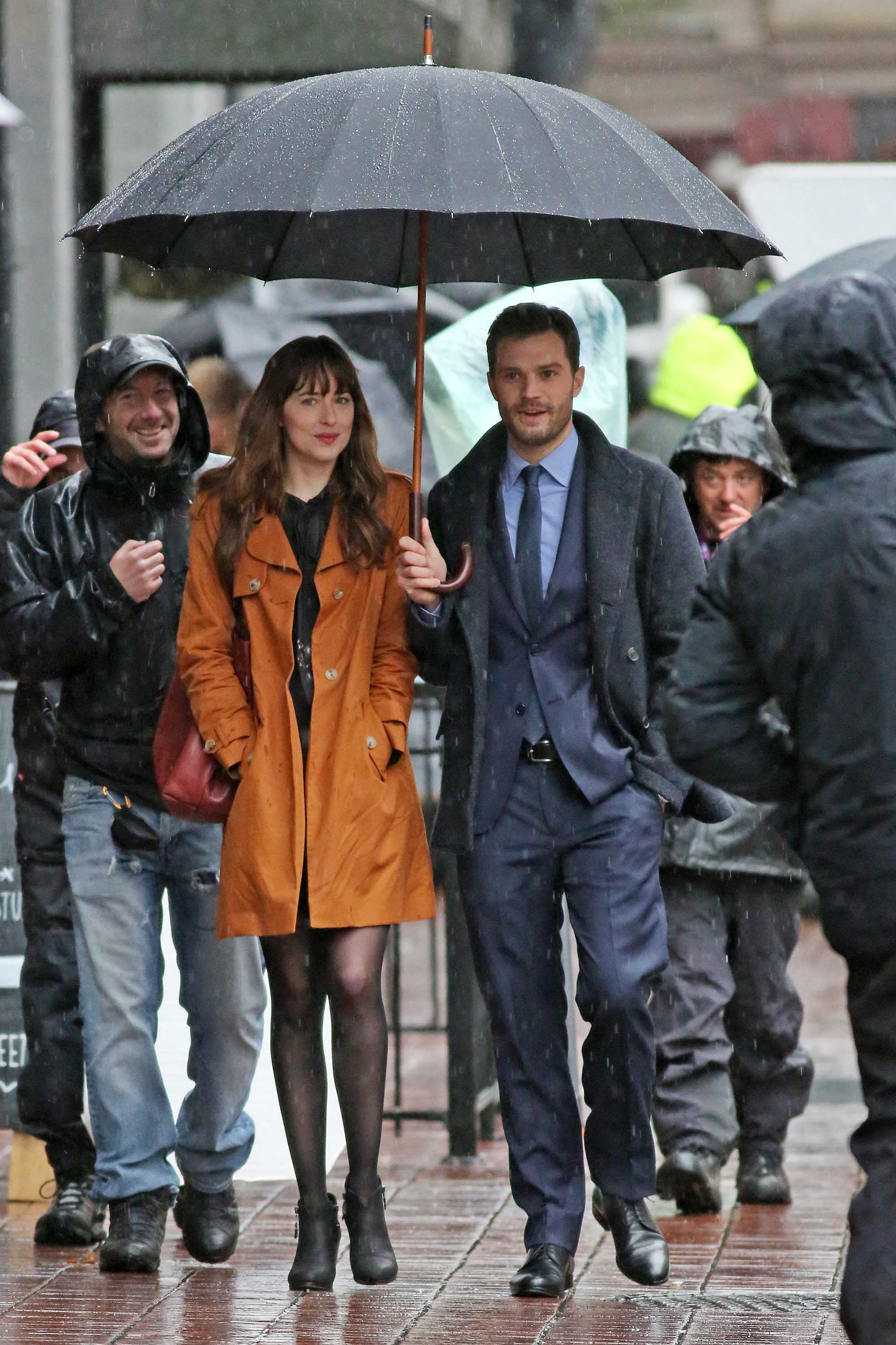 A pesar de la que está cayendo, Jamie Dornan y Dakota Johnson continúan el rodaje abstrayéndose de todos los comentarios negativos en torno a la pareja que forman delante de las pantallas