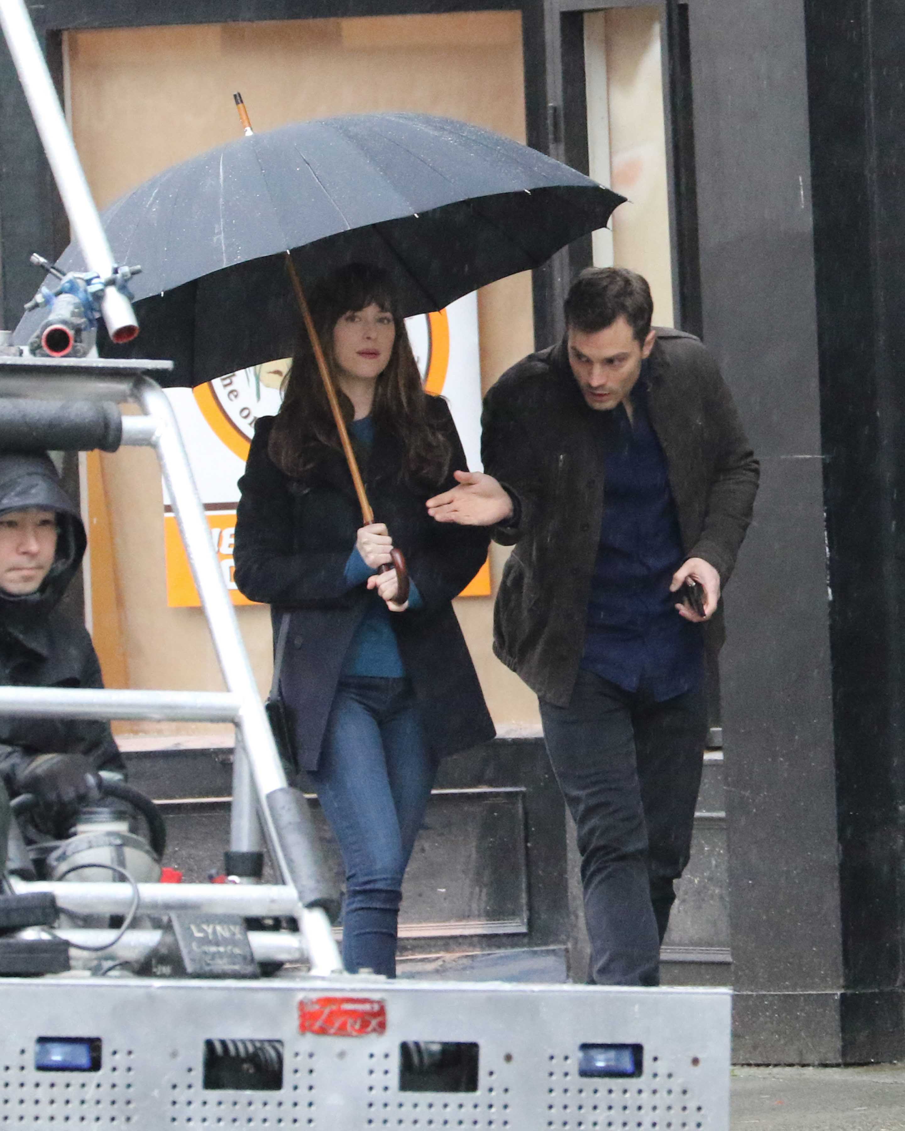 "Por aquí, Dakota" parece decir Jamie Dornan mientras graban en Vancouver la segunda parte de la saga de '50 Sombras'.