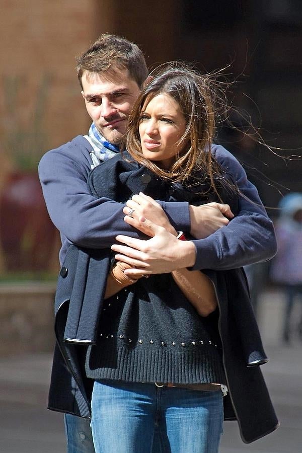 Iker parece estar resguandando del frío a su chica con su abrigo y un abrazo.