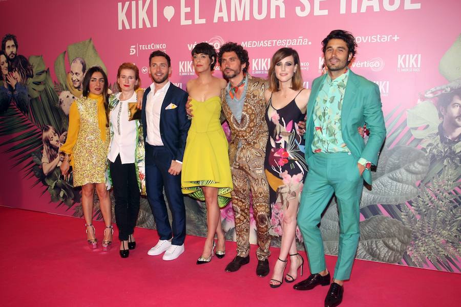 Los actores protagonistas de la cinta posan junto a su director, Paco León, durante el estreno.