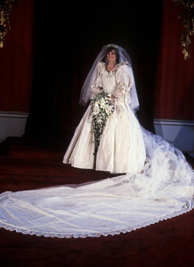 El 29 de julio de 1981, Diana Spencer se enfundó este recargadísimo vestido de novia creado por David y Elizabeth Emanuel, un modelo de inspiración romántica en seda marfil con imponentes mangas farol, volantes, una cola de 25 metros y 10.000 perlas bordadas. Casi nada...