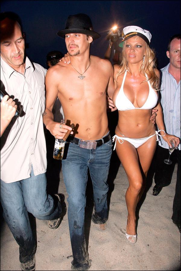 Claro, que vestido, lo que se dice vestido, no era... pero el look de novia de Pamela Anderson en su boda con Kid Rock no podía faltar en este ranking. La actriz y ex chica Playboy apostó por el minimalismo (¡qué bonitos son los eufemismos!) y se casó con un mini-bikini blanco, tacones a juego (muy prácticos para una boda en la playa), un ramo de flores y gorra de capitán de barco. ¿Alguien da más?