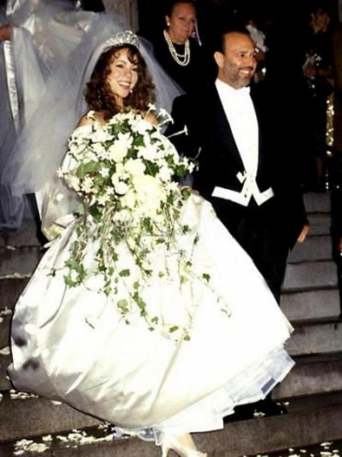 Mariah Carey es el exceso hecho mujer, y eso se aplica desde cuando canta villancicos... a cuando pasa por el altar con este maxi vestido de satén marfil con escote corazón de Vera Wang que acompañó con un gran velo y una jardinera de hiedras a modo de ramo.